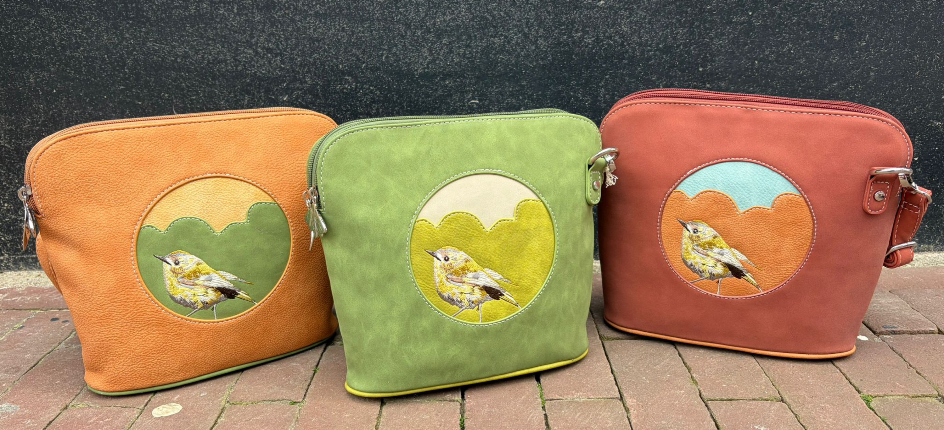 Hi-Di-Hi handtassen met vogelprint in oranje, groen en terracotta