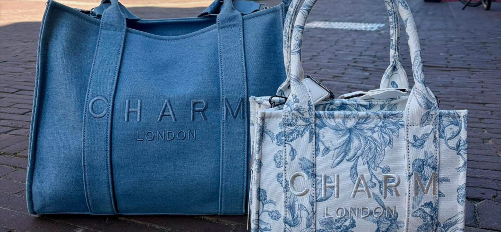 Charm London shoppers in denim en bloemenprint op straat