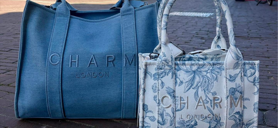 Charm London shoppers in denim en bloemenprint op straat